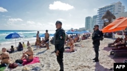 Полиция на пляже в Канкуне, иллюстративное фото