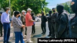 Абай ескерткішінің маңында тұрған наразылар мен арнайы жасақ сарбаздары. Алматы, 6 маусым 2020 жыл.