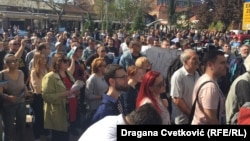 Participants in the April 10 demonstration also called for the firing of the mayor, a member of the ruling Serbian Progressive Party.