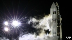 A rocket carrying the "Phobos-Grunt" spacecraft stands at a launch pad of the Baikonur cosmodrome in Kazakhstan earlier this month.