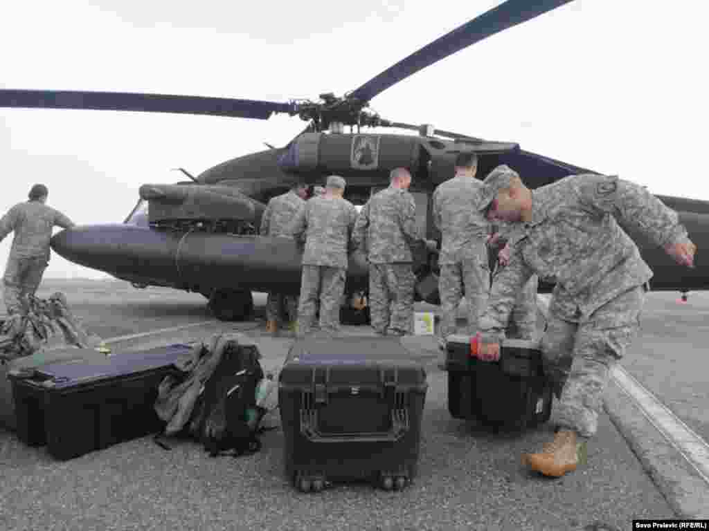 Crna Gora - Vlada SAD-a poslala je dva helikoptera američke vojske tipa „Black Hawk“ („crni jastreb“) i više od 40 članova posade za pomoć stanovništvu u oblastima najteže pogođenim snijegom,21.02.2012. Foto: RSE / Savo Prelević 