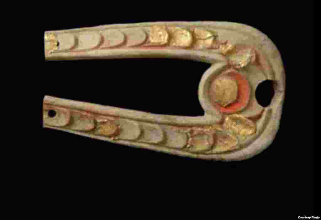 A U-shaped element with a scale pattern from a bridle throat latch horn, late 4th–early 3rd century B.C. (A. Kh. Margulan Institute of Archaeology, Almaty)
