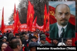 Члены Коммунистической партии России участвуют в шествии по случаю годовщины Октябрьской революции 1917 года. Москва, 7 ноября 2019 года