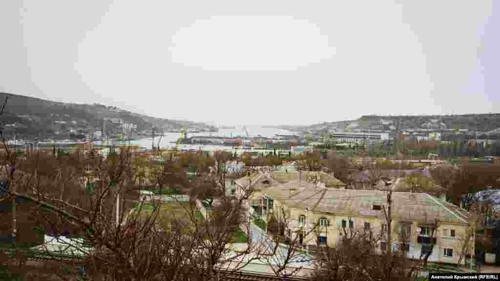 Вид на Инкерман с холма у известнякового карьера. Впереди виднеется край Севастопольской бухты и Черной речки