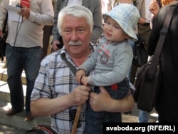 Станіслаў Пачобут, бацька Анджэя, зь ягоным малодшым сынам Яраславам перад судом, 2011 год