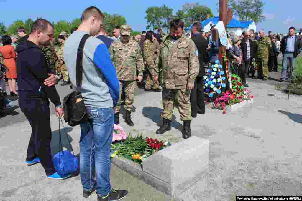 Запорожці-бійці 79-ї окремої аеромобільної бригади вшановують свого побратима &laquo;кіборга&raquo; Олександра Пивоварова, який загинув восени 2014 року. Він згорів у підбитому противником БТРі, що виїздив із Донецького аеропорту