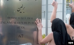 Акция группы FEMEN у посольства Ирана в Берлине в знак протеста против смертных казней. 24 октября