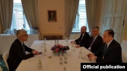 Presidenti Hashim Thaçi gjatë takimit me sekretarin e Përgjithshëm të INTERPOL-it, Jurgen Stock.