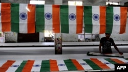 Рабочий на фабрике национальных флагов Индии. Иллюстративное фото. 