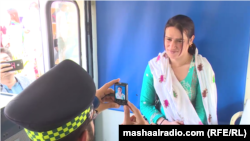 انځور له ارشیف څخه: په پېښور کې یو ټرانس‌جنډر کس د موټر چلولو د جواز لپاره عکس اخلي.
