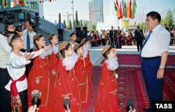 Дети приветствуют президента Туркменистана Сапармурата Ниязова (справа) на открытии крупнейшего выставочного комплекса в Центральной Азии, Ашхабад, 12 сентября 2005 г.