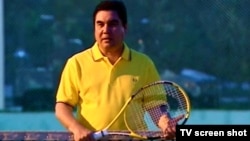Türkmenistanyň prezidenti Gurbanguly Berdimuhamedow tennis meýdançasynda, Türkmenbaşy şäheri, 2010-njy ýyl.