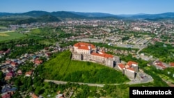 Панорама Мукачево: у центрі візитівка міста – Замок Паланок, ілюстраційне фото