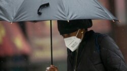 آرشیف، خانمی که برای جلوگیری از ابتلا به ویروس کرونا در امریکا ماسک پوشیده است
