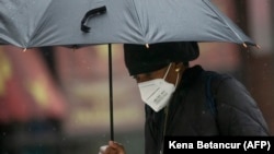 Një grua me maskë mbrojtëse në Nju Jork. 
