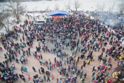 Люди в городском парке культуры и отдыха во время одного из городских праздников. Уральск, 13 марта 2016 года.