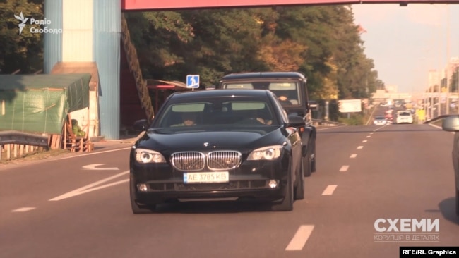 Кортеж Коломойського заїхав у котеджне містечко, де розташований маєток Луценка Кортеж Коломойського заїхав у котеджне містечко, де розташований маєток Луценка