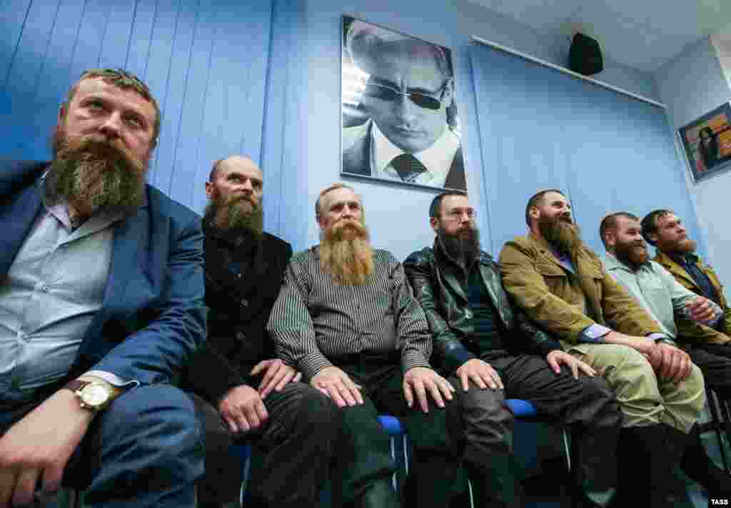 Rus biznesmeni we fermeri German Sterligow (ortada) parlament saýlawynda bäsleşmegi karar eden beýleki fermerler bilen duşuşyk mahalynda. Moswa. (TASS/Artyom Geodakyan)