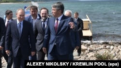 Глава республики Бурятия Алексей Цыденов (справа) на встрече с президентом России (архивное фото)