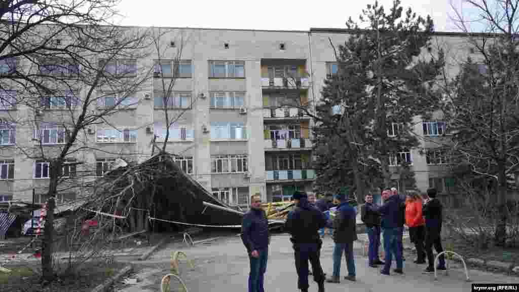 Власники пошкоджених авто чекають, коли рятувальники розберуть завали