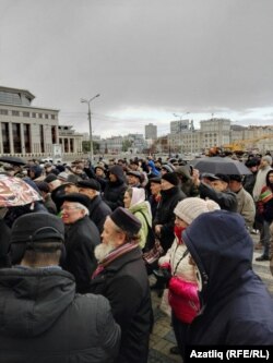 Чараны "әдәпле" кешеләр теркәп бара