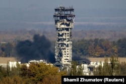 Донецький аеропорт горить від обстрілів бойовиків російських гібридних сил. 12 жовтня 2014року