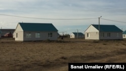 Дома из государственного жилищного фонда Жангалинского района по улице Астана. Село Жангала, Западно-Казахстанская область, 5 октября 2017 года.