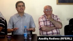 Arxiv foto - AXCP və Musvat partiyasının lidelrəri Əli Kərimli (solda) və İsa Qəmbər (sağda), 21 iyun 2012