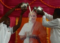 Премьер-министр Индии Нарендра Моди посещает Дхарави, самую известную трущобу Мумбаи, где живет больше миллиона отверженных