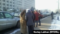 Қалалық әкімдік алдында тұрған борышкерлер. Алматы, 14 желтоқсан 2015 жыл.