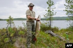 Президент Росії Володимир Путін зі щукою в Туві, 20 липня 2013 року