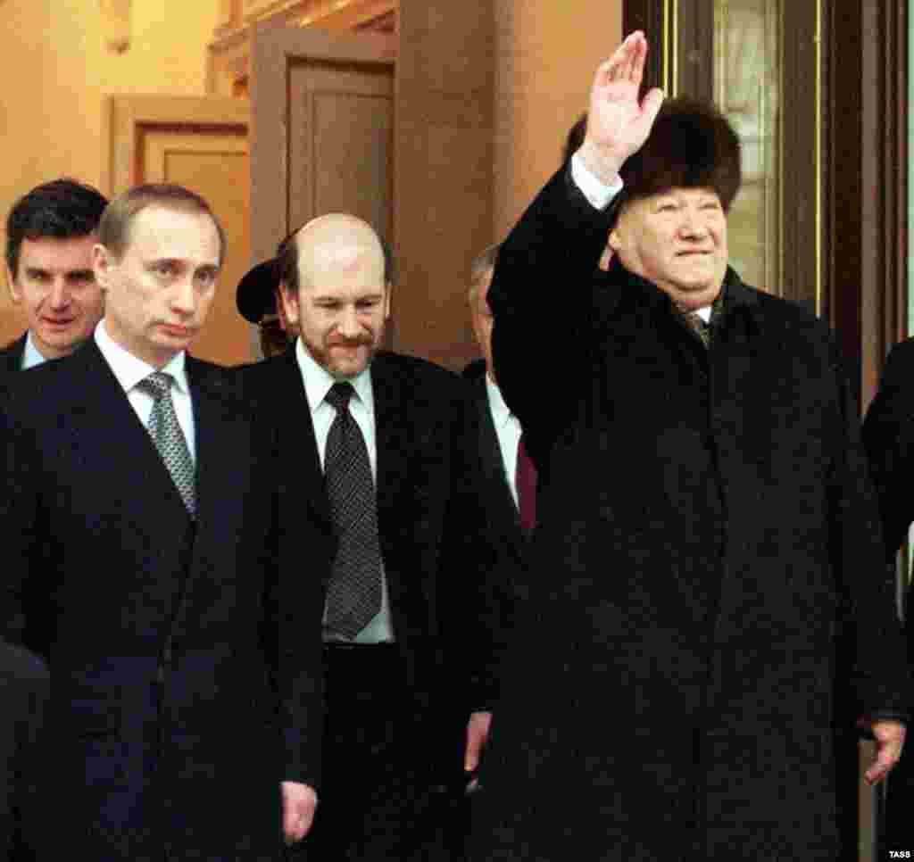 Boris Yeltsin (right) leaves the Kremlin after an official ceremony marking the transfer of power to Vladimir Putin in Moscow on December 31, 1999.