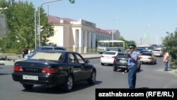 Ýol hereketine gözegçilik edýän polisiýa işgäri.