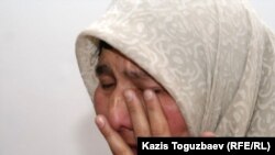 Гульнора Кодирова, жена арестованного узбекского беженца-мусульманина, дает показания в суде. Алматы, 22 февраля 2011 года.