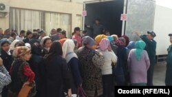 Анжиянда тургундар картошка үчүн кезекте турушат.