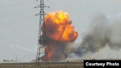 عکس سایت باشگاه خبرنگاران جوان وابسته به رادیو و تلویزیون ایران از محل انفجار کامیون حمل مهمات در بزرگراه قزوین- زنجان.