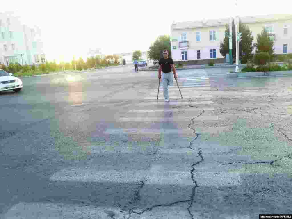 Maýyp bir adam köçäni geçýär