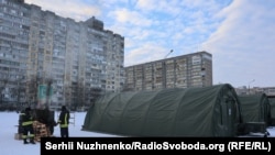 Мобільний пункт обігріву, де жителі Києва можуть зігрітися, випити чаю, зарядити телефони й отримати допомогу під час відключень світла й опалення. Деснянський район, Київ, 25 січня 2026 року