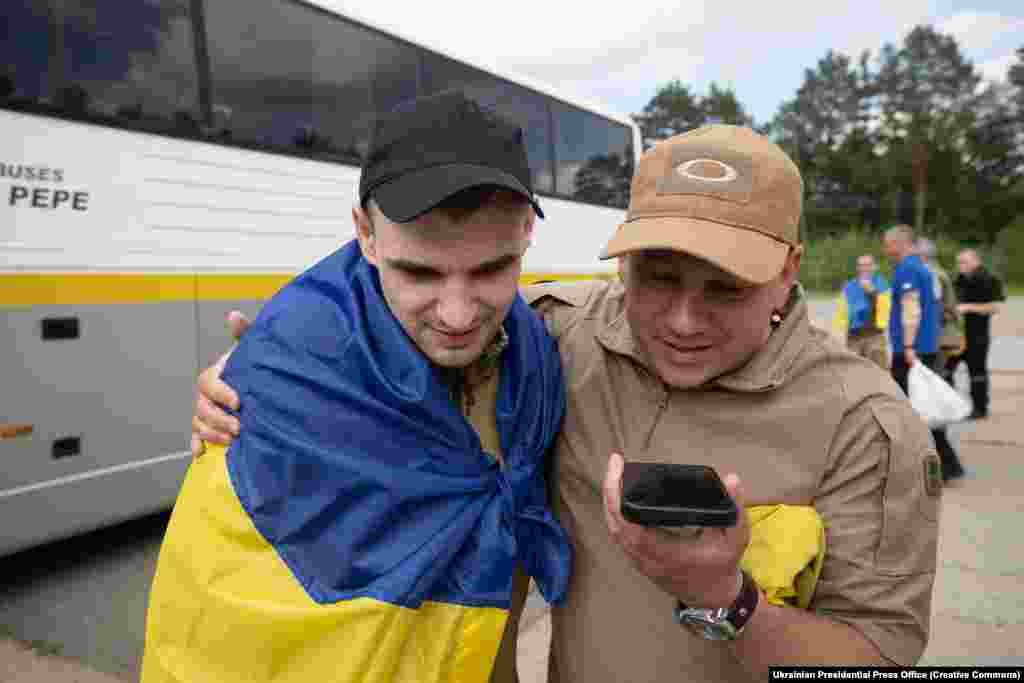 Перший дзвінок рідним після звільнення з російського полону