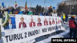 Protest pentru reluarea turului doi al alegerilor prezidențiale, în Piața Victoriei. Nu a existat un protest civil și pentru reintroducerea turului doi la alegerile locale, deși tema reapare constant pe agenda publică.