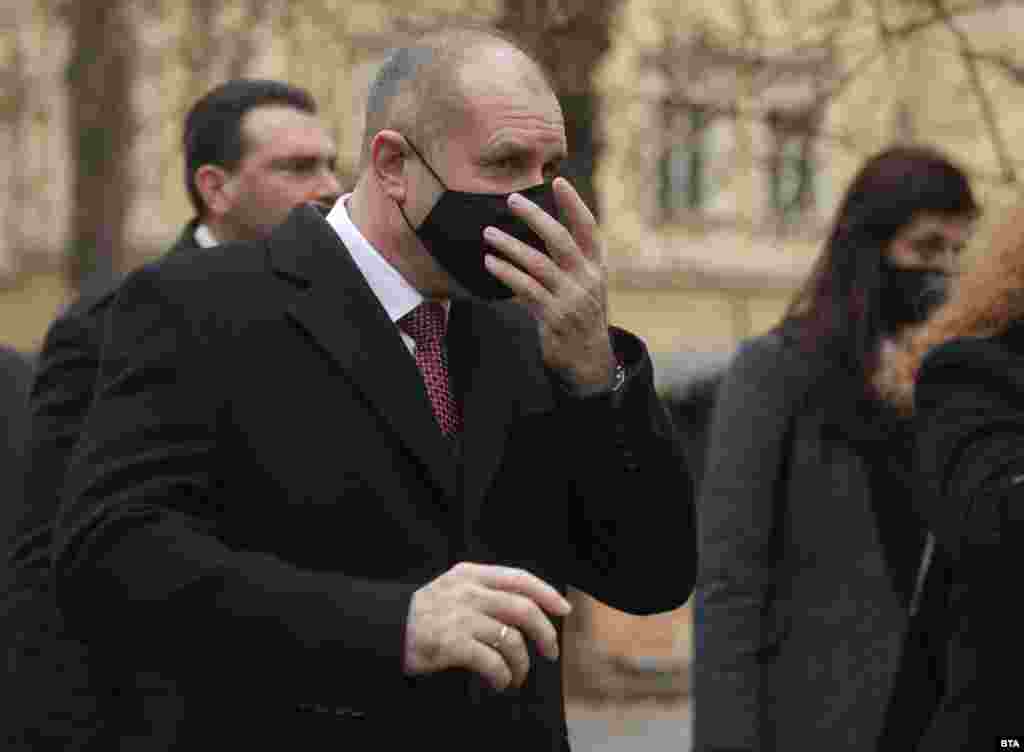 БУГАРИЈА - Бугарскиот претседател Румен Радев денеска изјави дека парламентарните избори во Бугарија ќе се одржат на 28 март 2021 година. Тој за агенцијата БГНЕС вели дека изборите треба да се одржат на време со испорачани и лиценцирани машини и со сите мерки за да се гарантира правото на глас на секој Бугарин.