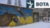 Një mural i krijuar nga artisti Sasha Korban shfaq dorën e një ushtari që qep flamurin e grisur ukrainas. Ky mural u pikturua në fund të marsit të vitit 2022, kur kishte luftime në qytetet e afërta të Buças dhe Irpinit.