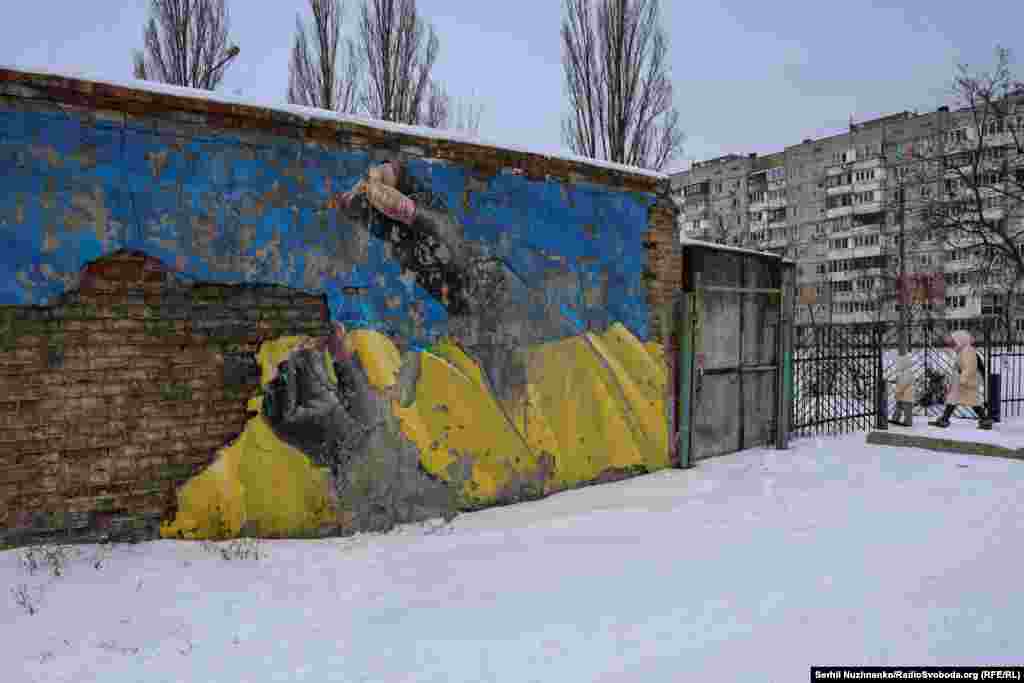 Руки військового, які зшивають розірваний прапор України, – робота стріт-арт художника Саші Корбана, яку він створив наприкінці березня 2022 року під час боїв за звільнення Бучі та Ірпеня.«У мене немає слів. Скільки загинуло людей, скільки вбито невинних дітей, скільки скалічених душ. Завдяки неймовірним зусиллям наших воїнів ЗСУ, тероборони, волонтерів і всіх українців, які об’єдналися, ми стримуємо ворога, щоб він не зміг розірвати нашу рідну країну. І ми вистоїмо, ми переможемо!» – написав автор у соцмережах