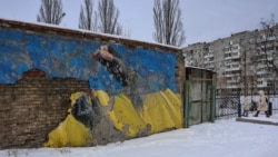 Руки военного, сшивающие разорванный флаг Украины, – работа стрит-арт художника Саши Корбана, которую он создал в конце марта 2022 года во время боев за освобождение Бучи и Ирпеня.<br><br>«У меня нет слов. Сколько погибло людей, сколько убито невинных детей, сколько искалеченных душ. Благодаря невероятным усилиям наших воинов ВСУ, теробороны, волонтеров и всех украинцев, которые объединились, мы сдерживаем врага, чтобы он не смог разорвать нашу родную страну. И мы выстоим, мы победим!» – написал автор в соцсетях