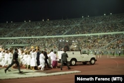 II. János Pál pápa a pápamobillal távozik a Népstadionból 1991. augusztus 19-én.