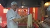 &quot;Жапонсуңарбы деп сурап калгандар болот. Бирок көбү эле мындай ресторандарда кыргыздар иштерин билишет. Тамактангандан кийин ыраазы болуп кетишет. Түштөнүү маалында тынымсыз иштейбиз. Жапон тилинде учурашканды, коштошконду үйрөнгөм, бирок бат эле унутуп калам&quot;, - дейт Гүлбарчын Турганбаева.