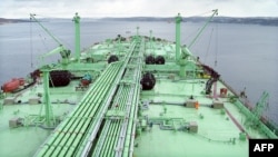 Petrolierul „Belokamenka” al companiei Rosneft ancorat în golful Kola, lângă portul maritim rus Murmansk. 