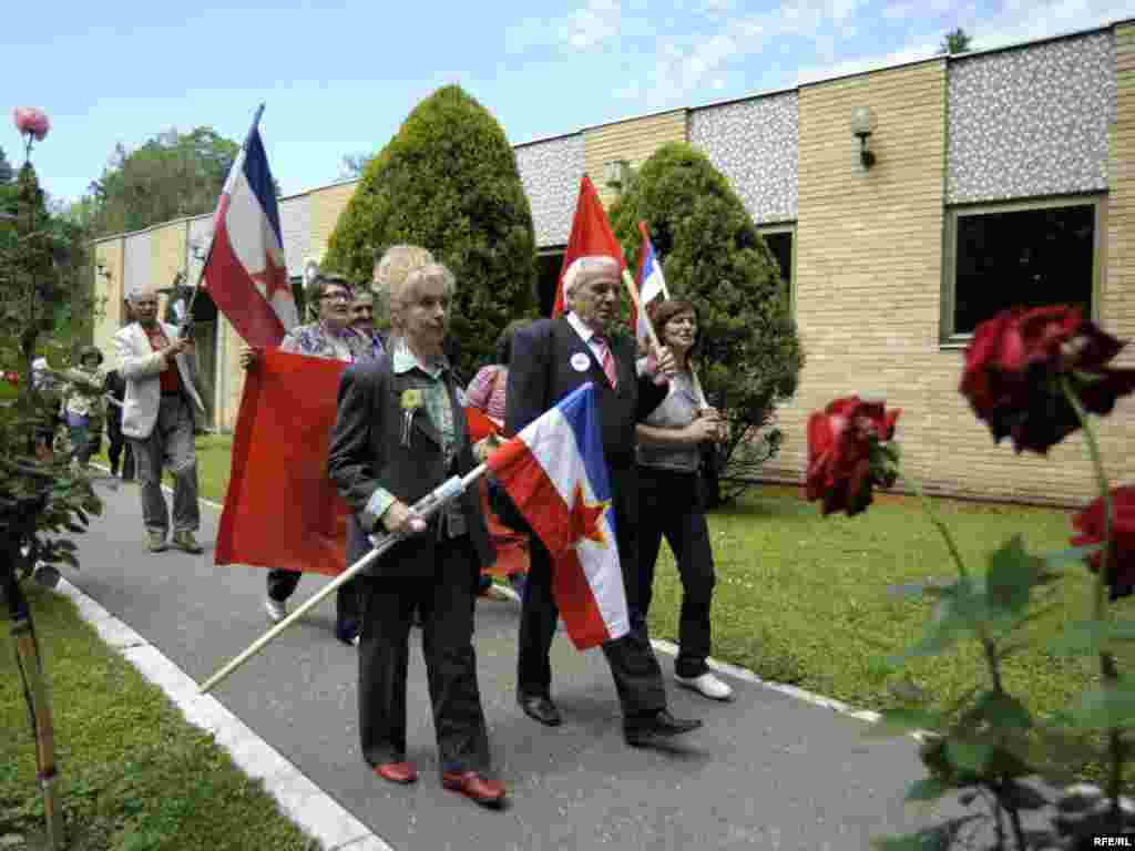 Mnogobrojni građani, poklonici i poštovaoci Josipa Broza Tita obilježili su danas, u Beogradu, 25. maj, Dan mladosti i njegov rođendan. Foto: Vesna Anđić 