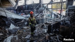 Vatrogasci na mjestu ruskog napada dronom u Čenihivu, 26. jula