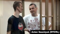 Кримський анархіст Олександр Кольченко та український режисер Олег Сенцов у російському суді, 25 серпня 2015 року